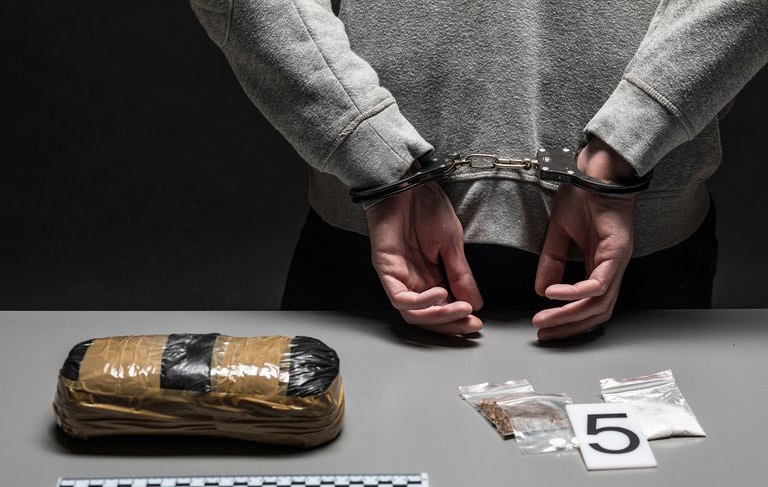 قاچاق مواد مخدر و مجازات کیفری- من و وکیل